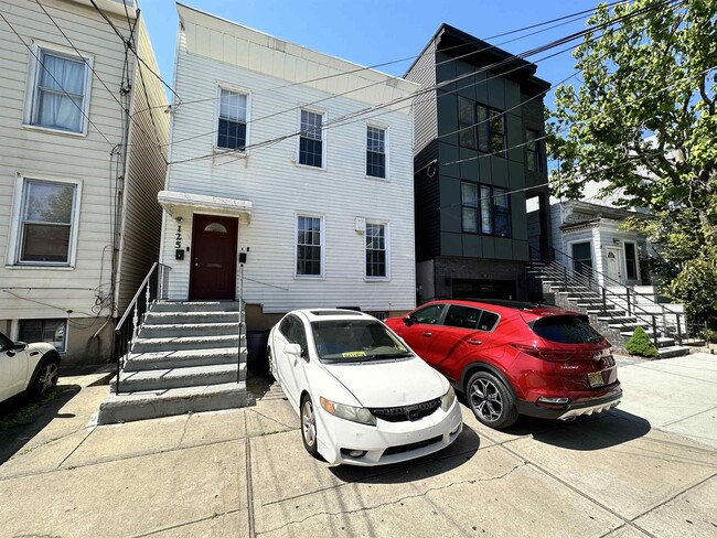 Building Photo - 125 Zabriskie St