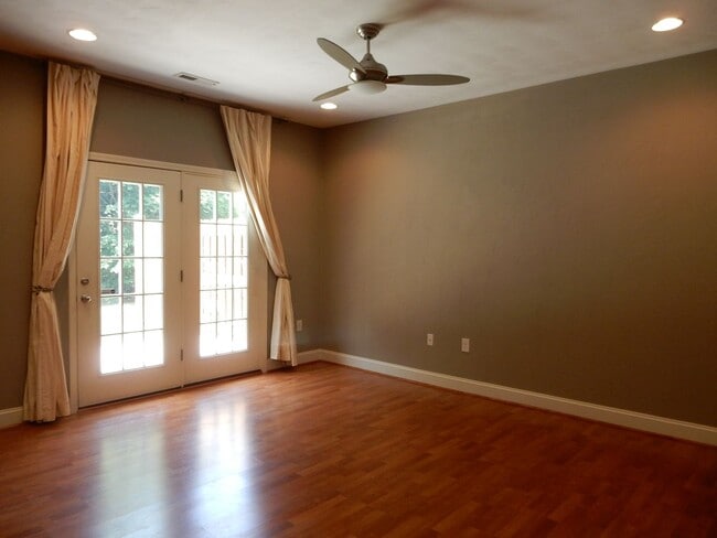 Building Photo - Like New Townhome in Old SW! Close to Cari...