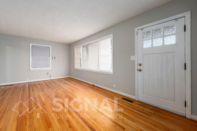 Building Photo - 1052 Apple St