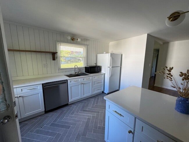 Building Photo - 4 Bedroom Remodeled House off Old Forest Road