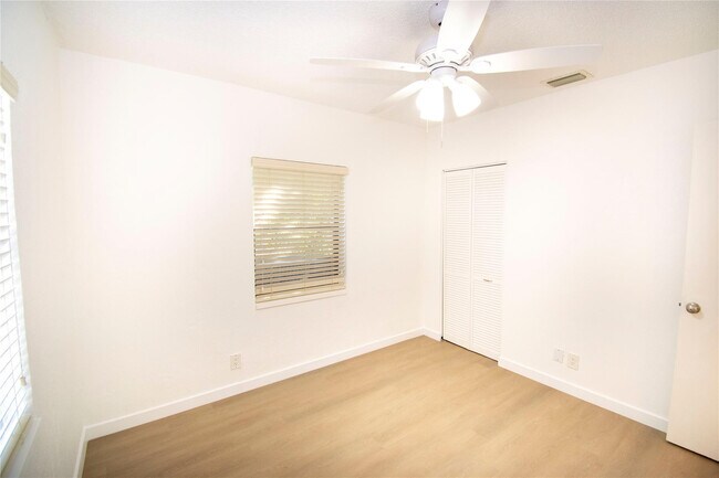 Building Photo - 2547 Roosevelt St