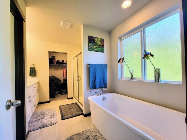 Building Photo - Available in May - 3bed home at The Reserve – Close to ferries, shopping and dining!