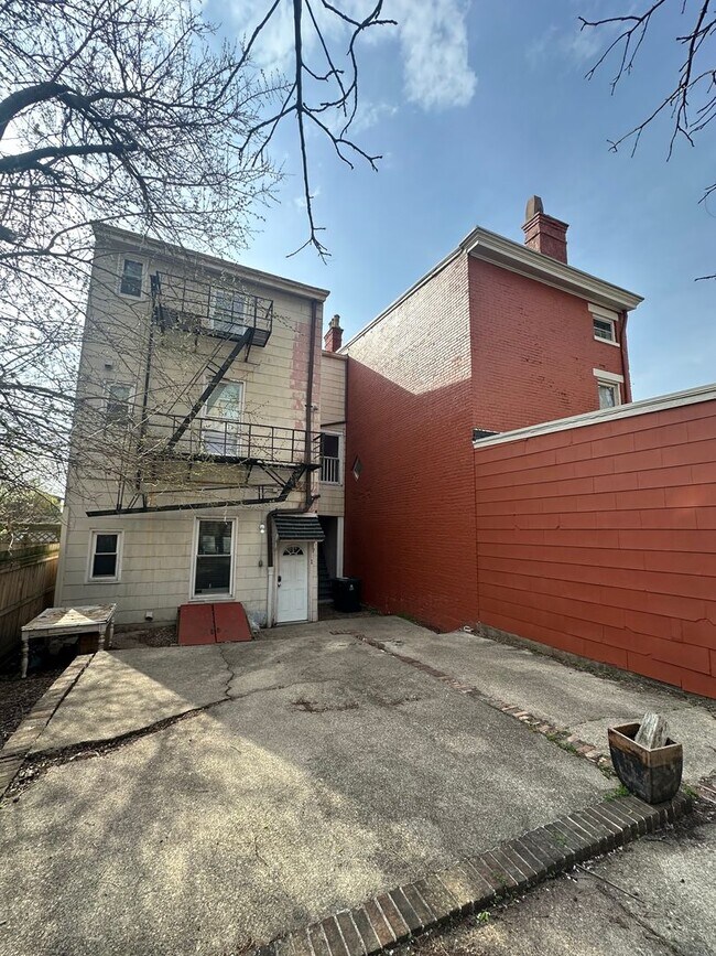 Building Photo - 2208 Victor St