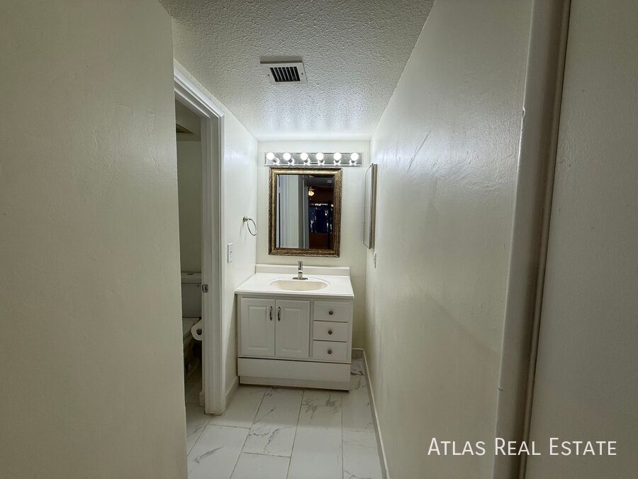 Building Photo - 4554 E Paradise Village Pkwy N