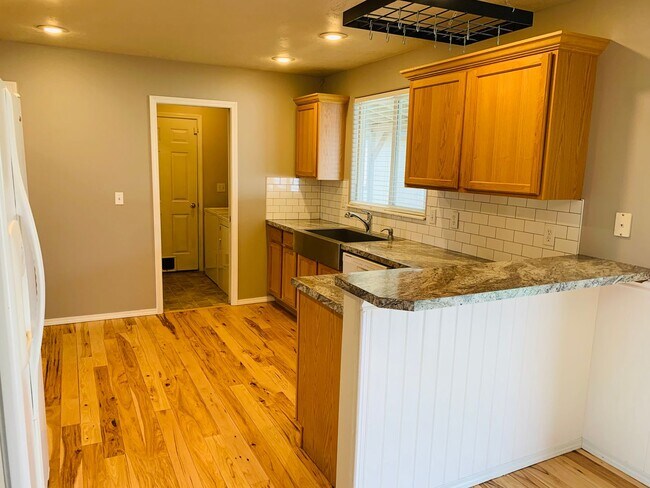 Building Photo - Beautiful Home with Separate Office/Bonus ...