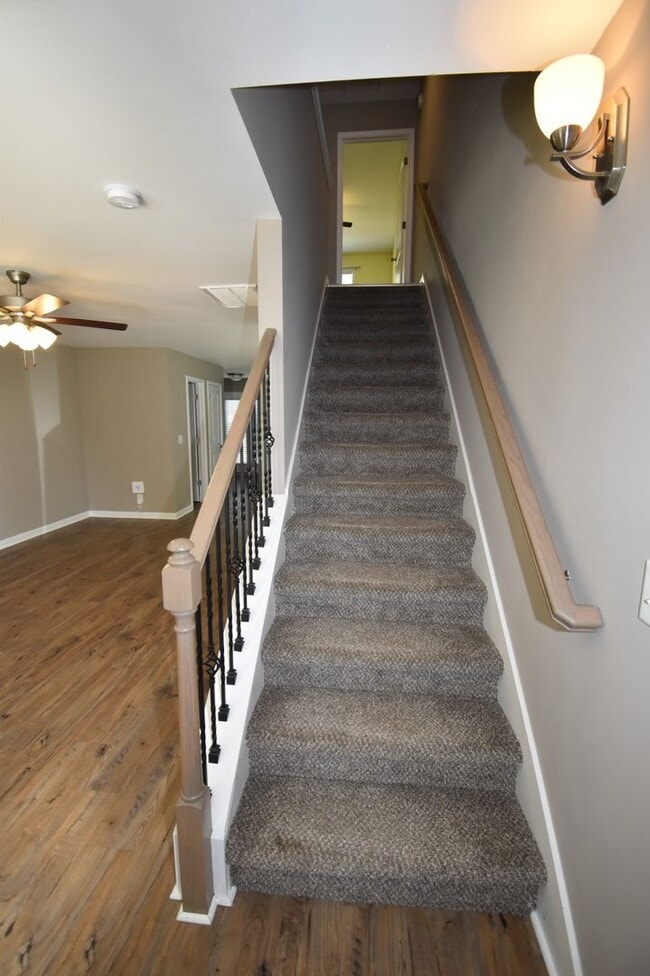 Building Photo - 2 bedroom Dog Friendly Condo For Rent Near...
