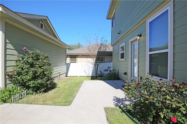 Building Photo - 903 Alamo Plaza Dr