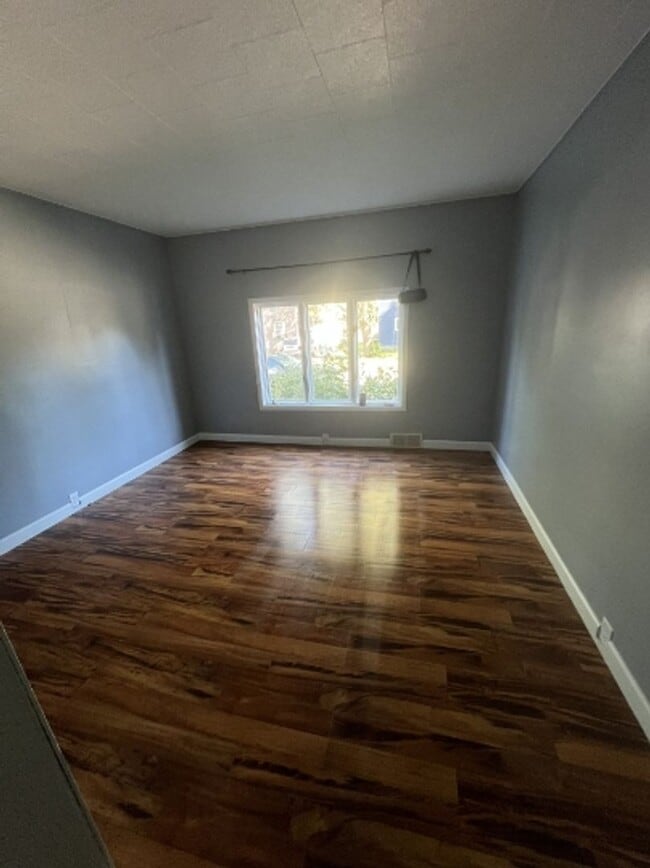 Building Photo - 4 Bed 2 Bath House for Rent