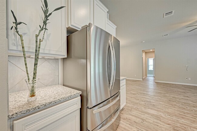 Building Photo - 14111 Lake Lodge Dr