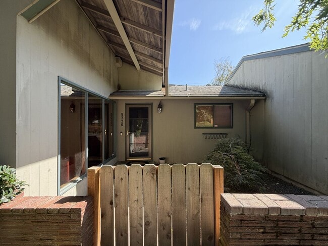 Building Photo - 5220 SE 33rd Pl
