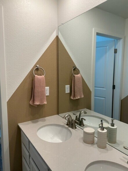 guest bath - 11000 Uvalda St