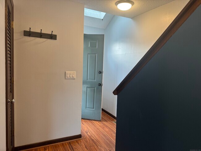 Building Photo - 211 Skyview Dr