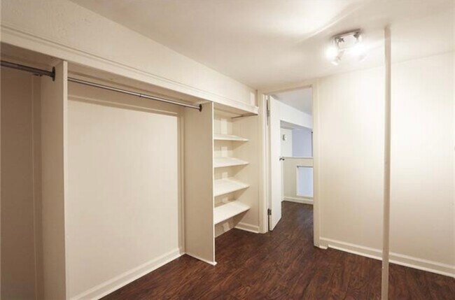 Building Photo - 920 Poeyfarre St