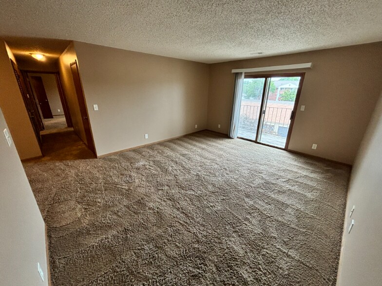 Building Photo - 5120 Emerald Dr