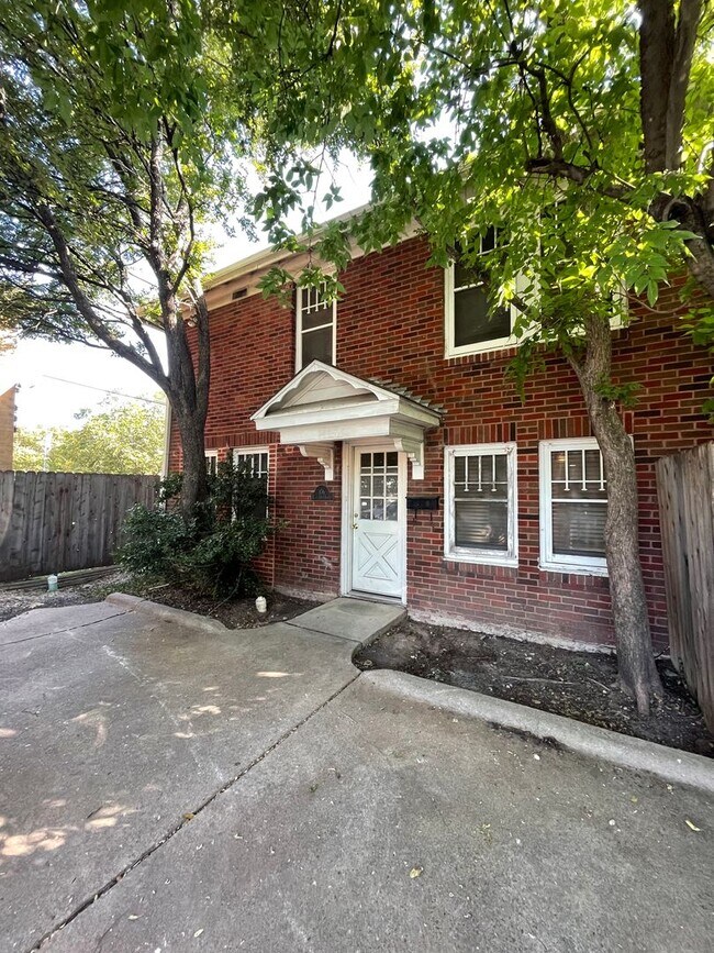 Building Photo - 2bed/1bath Duplex