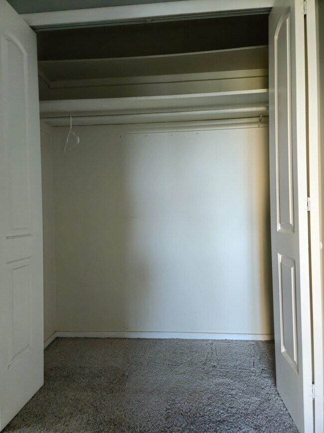 Closet - 2909 N Sheridan Rd