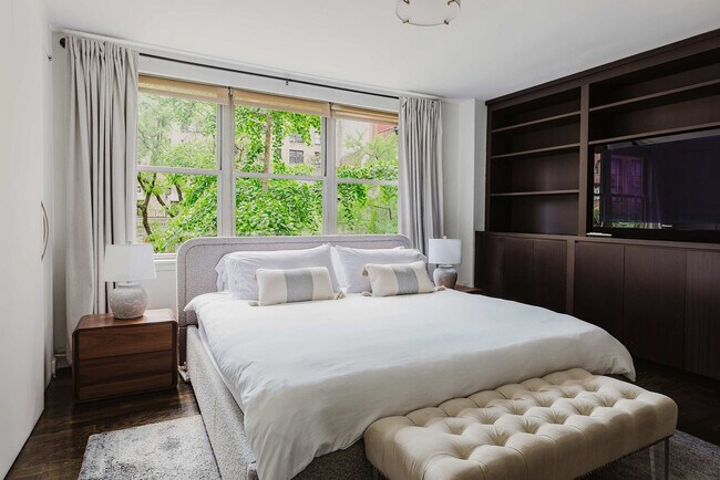 Building Photo - 323 E 51st St