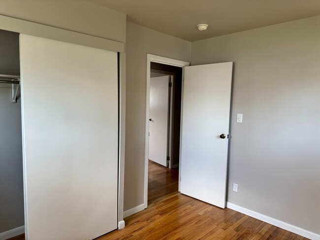Building Photo - 5 Bedroom ,3 bathroom Single Family Unit
