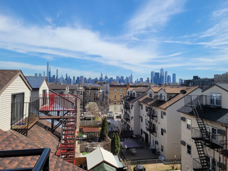 Building Photo - 219 Roosevelt St