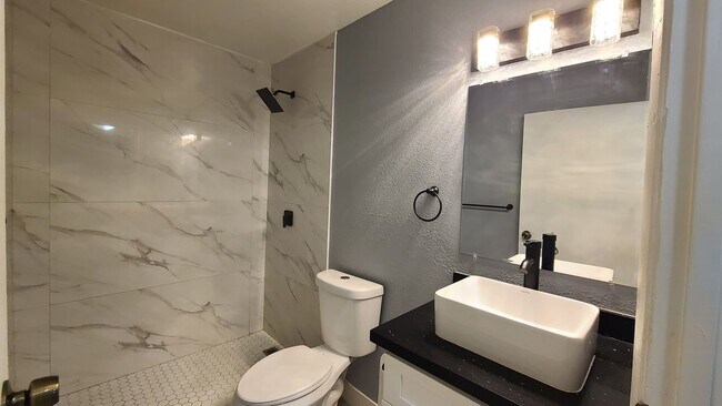 Building Photo - 2 Bedroom 2 Bathroom Downstairs condo