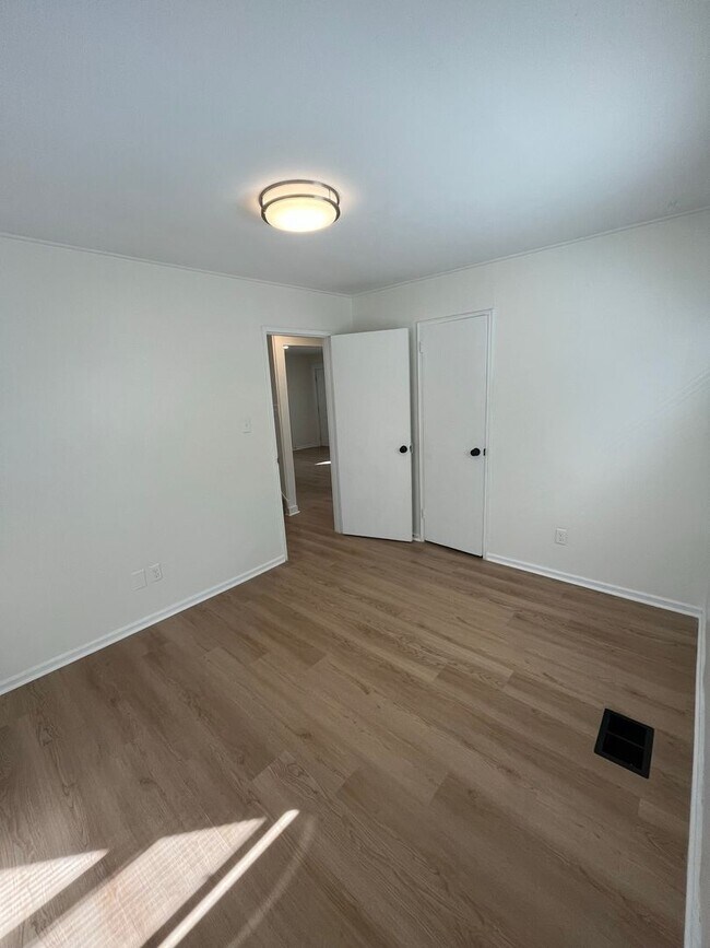Building Photo - 3 Bedroom 1.5 Bathroom Home with Fenced in...