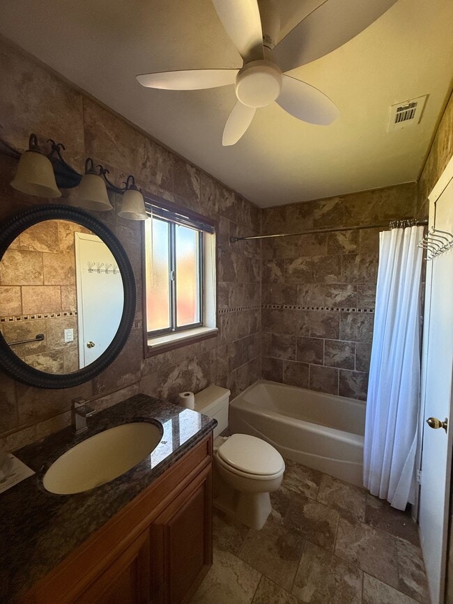 Building Photo - 1000 SE 7th Ave