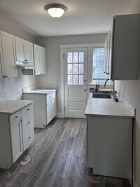 Building Photo - Available Now! | Fully Remodeled 2 Bed, 1 ...