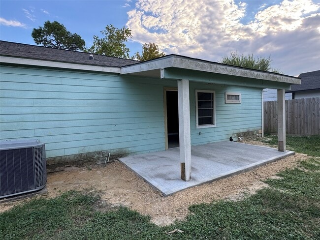 Building Photo - 2125 Kingsdale Dr