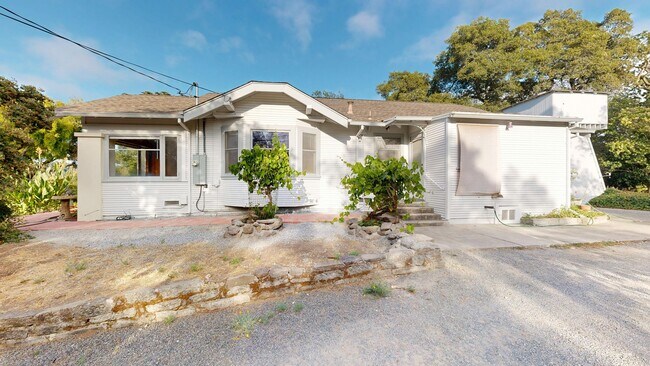 Building Photo - Bright Country Three Bedroom One Bathroom ...