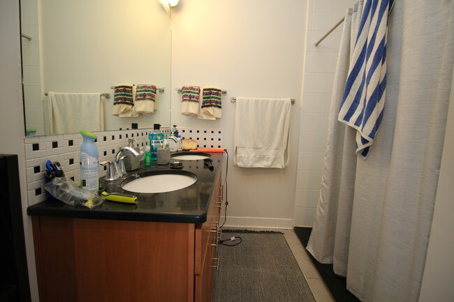 Building Photo - 1540 W Fullerton Ave