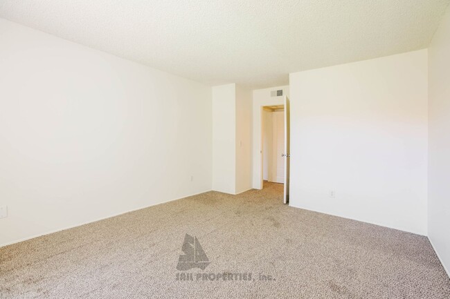 Building Photo - Charming 1-bedroom, 1-bath Condo in Huntington Beach