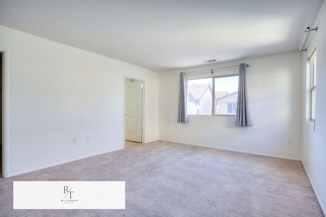 Building Photo - Beautiful 2-story home located in a gated community