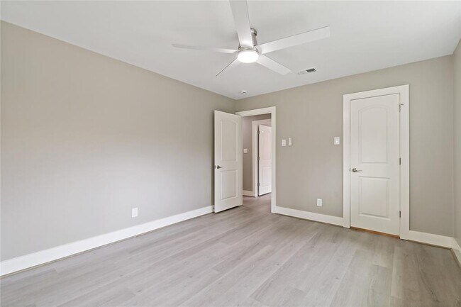 Building Photo - 214 Whispering Oaks Dr