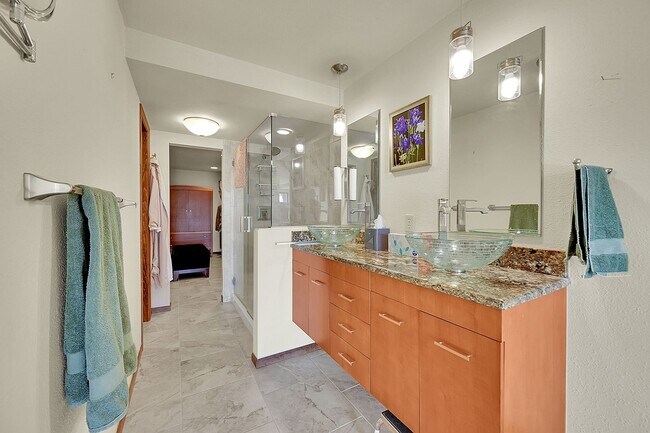 Building Photo - Backs to private lake with mountain views