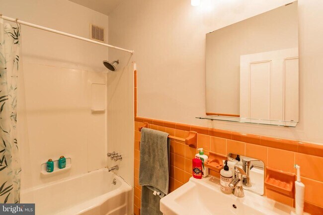 Building Photo - 206 S 43rd St