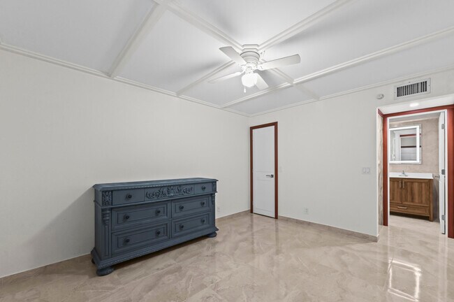 Building Photo - 551 Normandy L
