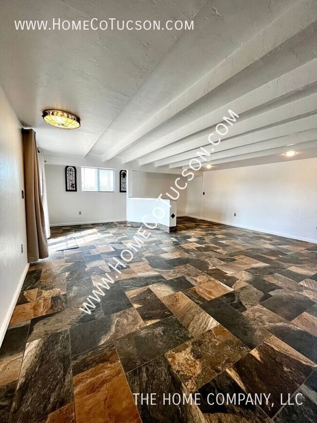 Building Photo - 7424 N La Cañada Dr