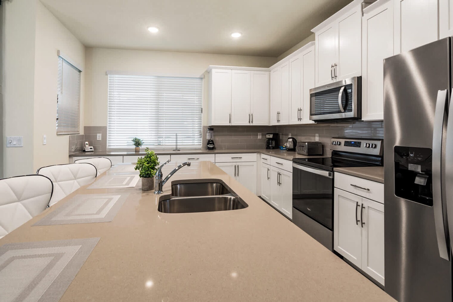 Building Photo - 1828 Tropical Palms Cir