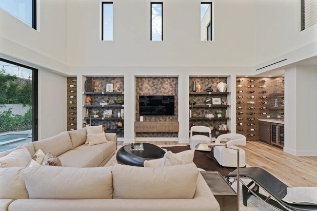 Building Photo - 214 28th St