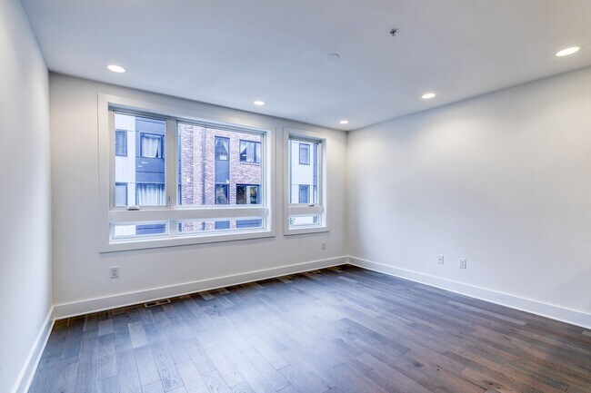 Building Photo - Northern Liberties Townhome with Garage