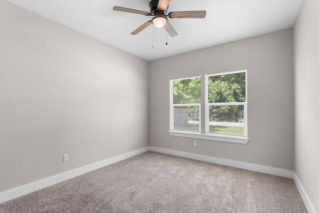 Building Photo - 5 Romana Ln