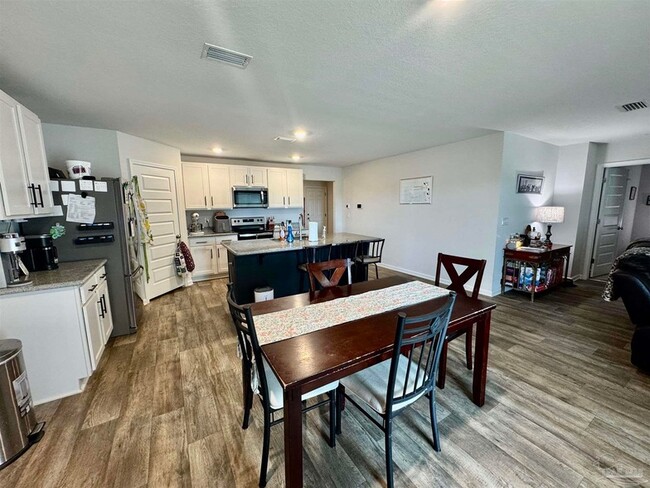 Building Photo - 5645 Guinevere Ln