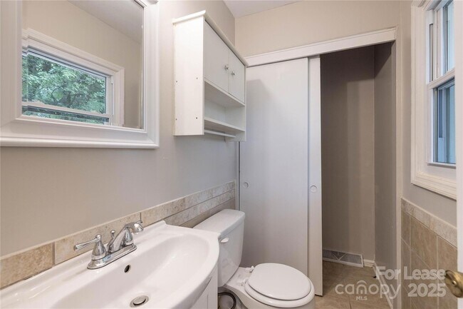 Building Photo - 4438 Gainsborough Rd