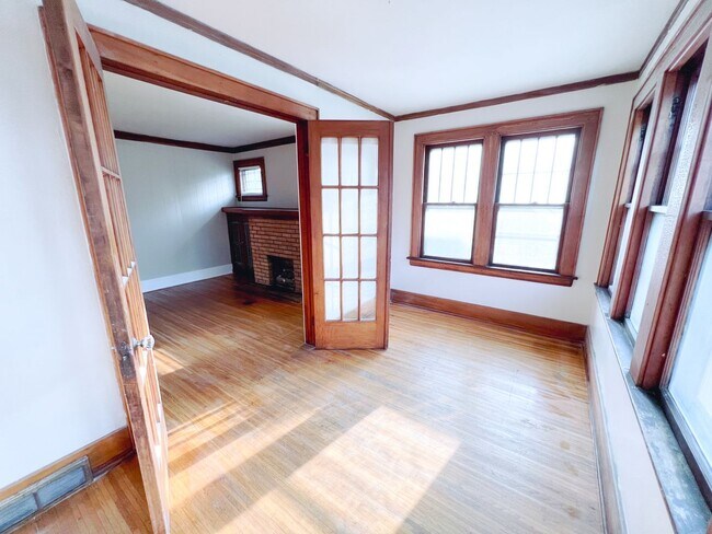 Building Photo - 25 Rosalind St