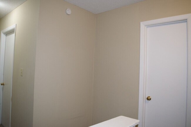 Building Photo - Nice 3 Bedroom 2.5 Bathroom Townhome