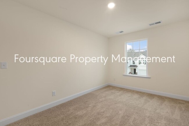 Building Photo - Townhome! | Back Patio with Privacy Fence|...