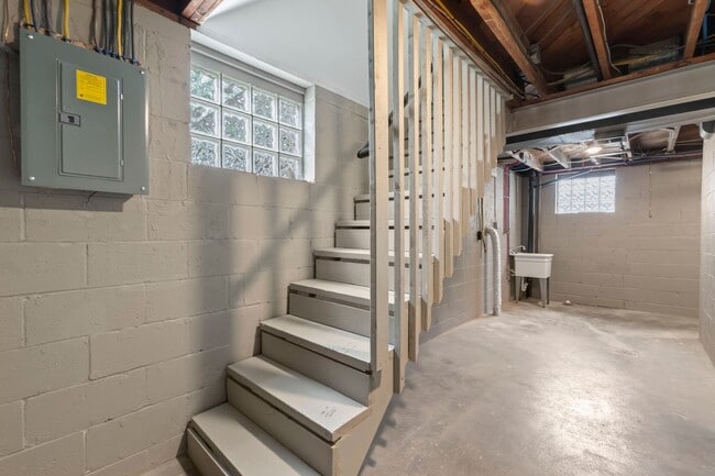 Building Photo - READY FOR MOVE IN! Fully RENOVATED 2-bedroom in Carrick!