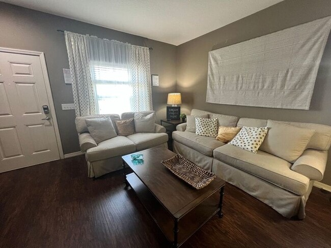 Building Photo - 8932 Shine Dr