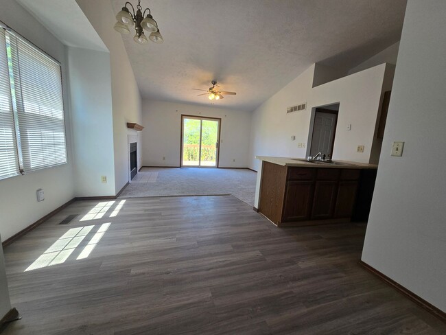 Building Photo - 3 Bedroom 2.5 Bathroom Duplex in Bloomington