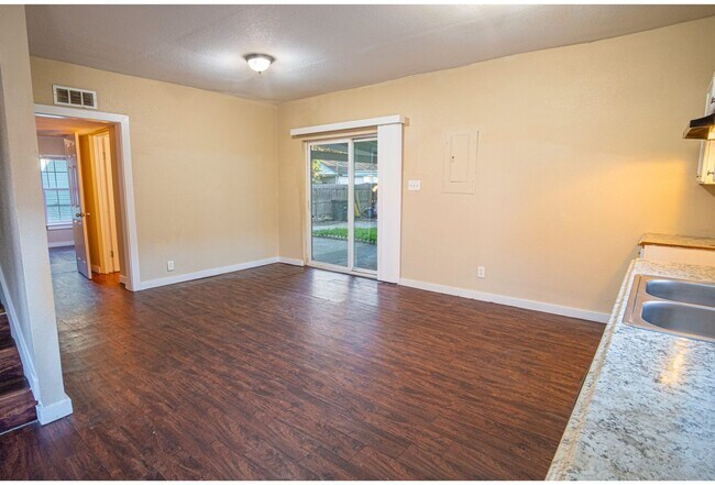 Building Photo - 526 Cooper St